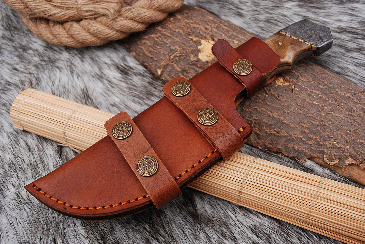 Handmade Damascus Steel Buck Hunting Knife Full Tang Ram Horn Handle Ideal Tactical