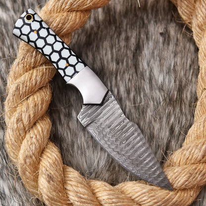 Handmade Damascus Steel Skinner Knife Resin Steel Bolster Handle Full Tang